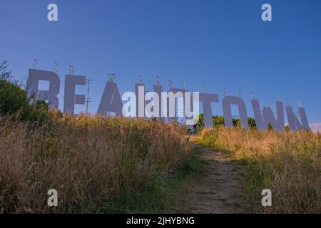 Dundee, Großbritannien. 20. Juli 2022. Ein riesiges ‘Beanotown’-Schild, das auf Dundee Law für das Summer (Bash) Streets Festival angebracht wurde. Dundee ist die Heimat des Beano-Comics. Stockfoto