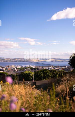 Dundee, Großbritannien. Juni 2022. Blick auf die Tay Rail Bridge vom Dundee Law, Law Hill im Sommer mit dem Fluss Tay und Fife im Hintergrund. Stockfoto