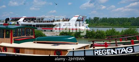 Lustschiff Kaiserin Elisabeth von der DDSG Blaue Donau hinter dem Schiff Rainday des verstorbenen Künstlers Friedensreich Hundertwasser an der Donau Stockfoto