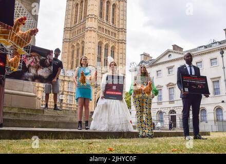 London, Großbritannien. 21.. Juli 2022. Demonstranten halten Plakate und Käfige mit Plüsch-Hühnerspielzeug. Aktivisten der Humane League UK versammelten sich vor dem Parlament, um die Regierung aufzufordern, engen, grausamen Käfigen ein Ende zu setzen, in denen eierlegende Hühner häufig gehalten werden. Der Protest markiert 200 Jahre seit dem ersten Tierschutzgesetz Großbritanniens, bei dem mehrere Aktivisten historische Kleidung trugen. Kredit: Vuk Valcic/Alamy Live Nachrichten Stockfoto