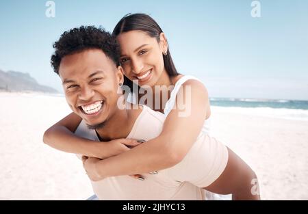 Mein zu schätzen. Ein junges Paar, das Spaß am Strand zusammen hat. Stockfoto