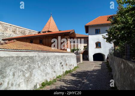 Historische Häuser mit Stadtmauern im Hintergrund, Glurns/Glurenza, eine mittelalterliche Stadt, Trentino-Südtirol, Südtirol, Italien. Stockfoto