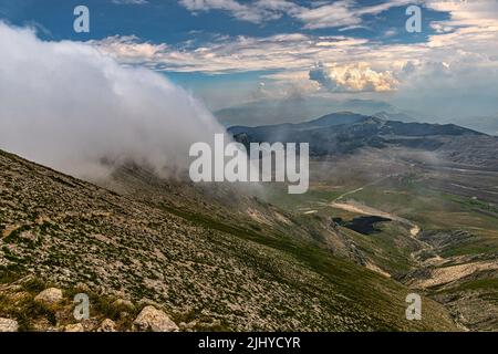 Vom Weg des Monte Camicia aus hat man eine Luftaufnahme des Plateaus Campo Imperatore im Nationalpark Gran Sasso und Monti della Laga. Abruzzen Stockfoto
