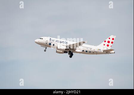 17.07.2022, Berlin, Deutschland, Europa - Ein Airbus A319-100 von Brussels Airlines hebt vom Flughafen Berlin Brandenburg ab. Stockfoto