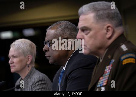 Arlington, Vereinigte Staaten Von Amerika. 20.. Juli 2022. Arlington, Vereinigte Staaten von Amerika. 20. Juli 2022. US-Verteidigungsminister Lloyd Austin, Mitte, zusammen mit dem Vorsitzenden der Joint Chiefs of Staff, General Mark A. Milley, rechts, Und Celeste Wallander, stellvertretende Verteidigungsministerin für internationale Sicherheitsangelegenheiten, verließ das Haus während eines virtuellen Treffens der ukrainischen Verteidigungskontaktgruppe vom Pentagon am 20. Juli 2022 in Arlington, Virginia. Quelle: Chad J. McNeeley/DOD/Alamy Live News Stockfoto