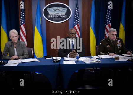Arlington, Vereinigte Staaten Von Amerika. 20.. Juli 2022. Arlington, Vereinigte Staaten von Amerika. 20. Juli 2022. US-Verteidigungsminister Lloyd Austin, Mitte, zusammen mit dem Vorsitzenden der Joint Chiefs of Staff, General Mark A. Milley, rechts, Und Celeste Wallander, stellvertretende Verteidigungsministerin für internationale Sicherheitsangelegenheiten, verließ das Haus während eines virtuellen Treffens der ukrainischen Verteidigungskontaktgruppe vom Pentagon am 20. Juli 2022 in Arlington, Virginia. Quelle: Chad J. McNeeley/DOD/Alamy Live News Stockfoto