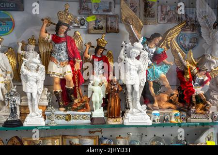 Andachtsstatuetten, die dem Erzengel Michael gewidmet sind, werden an den Ständen des Monte S'Angelo in Apulien ausgestellt. Monte Sant'Angelo, Apulien Stockfoto