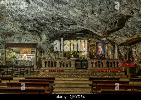 Hauptaltar des Heiligtums von San Michele Arcangelo, Monte Sant Angelo, ein wichtiger Wallfahrtsort seit dem frühen Mittelalter. Monte Sant’Angelo Stockfoto