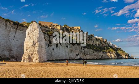 Der Sandstrand von Pizzomunno mit dem berühmten Stapel in Vieste. Provinz Foggia, Apulien, Italien, Europa Stockfoto