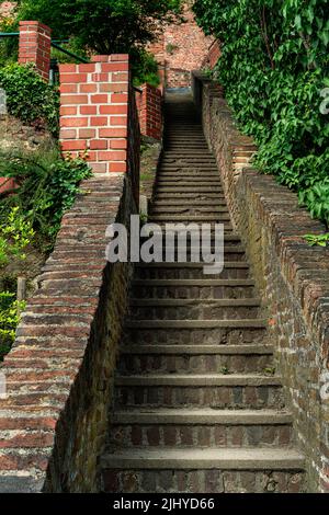 Treppe mit Backsteinmauern in einem Park. Stockfoto
