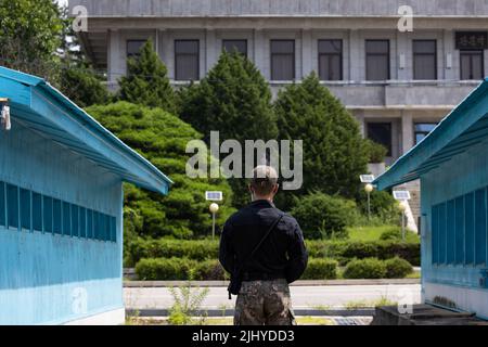 Panmunjom, Südkorea. 19.. Juli 2022. Ein südkoreanischer Soldat steht am Dienstag, den 19. Juli 2022, neben den Konferenzgebäuden der United Nations Command Military Armistice Commission (UNCMAC) im Waffenstillstandsdorf Panmunjom in der Demilitarisierten Zone (DMZ) in Paju, Südkorea, auf der Wache. (Foto: SeongJoon Cho/Pool/Sipa USA) Quelle: SIPA USA/Alamy Live News Stockfoto