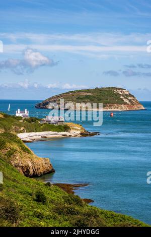 Penmon Point und Puffin Island aus dem stillgelegten Penmon-Steinbruch, Isle of Anglesey, Nordwales Stockfoto