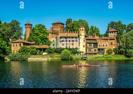 Parco del Valentino, ein mittelalterliches Dorf am Ufer des Flusses Po, das anlässlich der italienischen Generalausstellung von 1884 in Turin erbaut wurde.Piemont Stockfoto