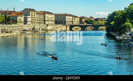 Rudersport am Po-Fluss am frühen Sommermorgen.Turin, Provinz Turin, Piemont, Italien Stockfoto