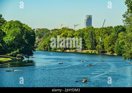 Rudern am Po-Fluss am frühen Sommermorgen, mit dem Wolkenkratzer Intesa Sanpaolo im Hintergrund. Turin, Provinz Turin, Piemont, Italien Stockfoto