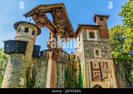Eingang des mittelalterlichen Dorfes im Valentino Park, mit Holzkruzifix. Turin, Provinz Turin, Piemont, Italien, Europa Stockfoto