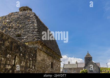 Penmon Dovecote und St. Seiriols Prioratenkirche in Penmon Point, Isle of Anglesey, Nordwales Stockfoto