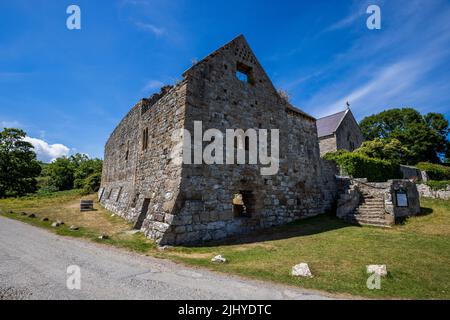 Die Überreste des Priorats von Penmon in Penmon Point, Isle of Anglesey, Nordwales Stockfoto