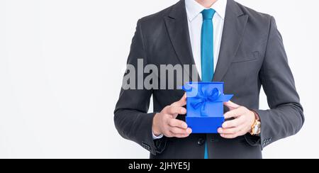 Fröhlicher reifer Mann in Brillen und Anzug halten Geschenk-Box auf weißem Hintergrund isoliert Stockfoto