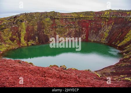 Kerið, auch bekannt als Kerith oder Kerid, ist ein vulkanischer Kratersee in der Grímsnes-Region in Südisland, entlang des Goldenen Kreises. Stockfoto