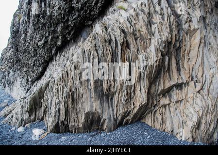 Vertikale Felsbrocken am Reynisfjara Strand in der Nähe von Vik in Südisland Stockfoto