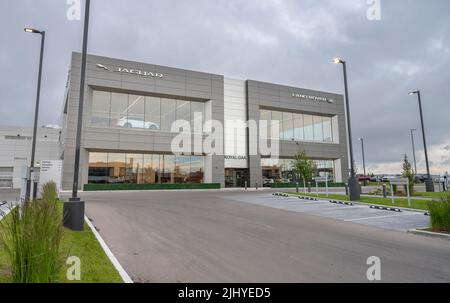 Calgary, Alberta, Kanada – 18. Juli 2022: Außenansicht des Autohauses Royal Oak Jaguar und Land Rover Stockfoto