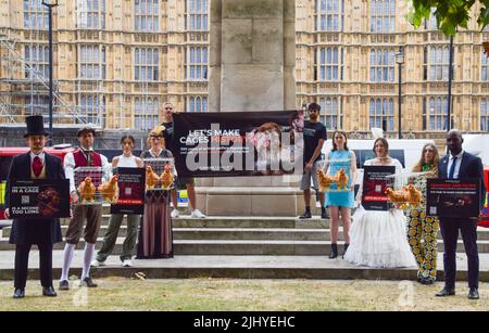 London, England, Großbritannien. 21.. Juli 2022. Demonstranten halten Plakate und Käfige mit Plüsch-Hühnerspielzeug. Aktivisten der Humane League UK versammelten sich vor dem Parlament, um die Regierung aufzufordern, engen, grausamen Käfigen ein Ende zu setzen, in denen eierlegende Hühner häufig gehalten werden. Der Protest markiert 200 Jahre seit dem ersten Tierschutzgesetz Großbritanniens, bei dem mehrere Aktivisten historische Kleidung trugen. (Bild: © Vuk Valcic/ZUMA Press Wire) Stockfoto