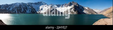 Panoramablick auf den künstlichen Stausee des El Yeso Dam Stockfoto