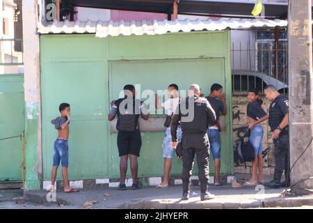 Rio de Janeiro, Rio de Janeiro, Brasilien. 21.. Juli 2022. (INT) Complexo do Alemao Polizeioperation. 21. Juli 2022, Rio de Janeiro, Brasilien: Die Militär- und Zivilpolizei begann am Donnerstag (21) eine gemeinsame Operation in Complexo do Alemao, in der nördlichen Zone von Rio, um den Diebstahl von Fahrzeugen, Fracht und Banken zu bekämpfen. Bewohner berichteten von heftigen Schüssen und sogar Explosionen. Ein Premierminister wurde von Drogenhändlern getötet, und zwei Verdächtige starben in der Konfrontation. BOPE und Core, Elite-Gruppen von Unternehmen, wurden ebenso mobilisiert wie gepanzerte Fahrzeuge und ein Hubschrauber. (Bild: © Jose Lucena/TheNEWS2 via ZUMA Press Wire) Stockfoto