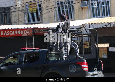 Rio de Janeiro, Rio de Janeiro, Brasilien. 21.. Juli 2022. (INT) Complexo do Alemao Polizeioperation. 21. Juli 2022, Rio de Janeiro, Brasilien: Die Militär- und Zivilpolizei begann am Donnerstag (21) eine gemeinsame Operation in Complexo do Alemao, in der nördlichen Zone von Rio, um den Diebstahl von Fahrzeugen, Fracht und Banken zu bekämpfen. Bewohner berichteten von heftigen Schüssen und sogar Explosionen. Ein Premierminister wurde von Drogenhändlern getötet, und zwei Verdächtige starben in der Konfrontation. BOPE und Core, Elite-Gruppen von Unternehmen, wurden ebenso mobilisiert wie gepanzerte Fahrzeuge und ein Hubschrauber. (Bild: © Jose Lucena/TheNEWS2 via ZUMA Press Wire) Stockfoto