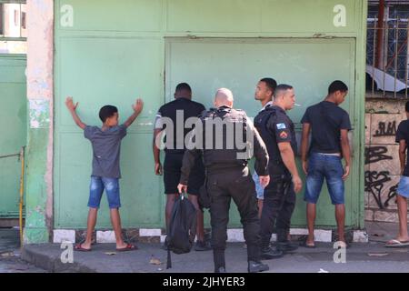 Rio de Janeiro, Rio de Janeiro, Brasilien. 21.. Juli 2022. (INT) Complexo do Alemao Polizeioperation. 21. Juli 2022, Rio de Janeiro, Brasilien: Die Militär- und Zivilpolizei begann am Donnerstag (21) eine gemeinsame Operation in Complexo do Alemao, in der nördlichen Zone von Rio, um den Diebstahl von Fahrzeugen, Fracht und Banken zu bekämpfen. Bewohner berichteten von heftigen Schüssen und sogar Explosionen. Ein Premierminister wurde von Drogenhändlern getötet, und zwei Verdächtige starben in der Konfrontation. BOPE und Core, Elite-Gruppen von Unternehmen, wurden ebenso mobilisiert wie gepanzerte Fahrzeuge und ein Hubschrauber. (Bild: © Jose Lucena/TheNEWS2 via ZUMA Press Wire) Stockfoto