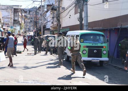 Rio de Janeiro, Rio de Janeiro, Brasilien. 21.. Juli 2022. (INT) Complexo do Alemao Polizeioperation. 21. Juli 2022, Rio de Janeiro, Brasilien: Die Militär- und Zivilpolizei begann am Donnerstag (21) eine gemeinsame Operation in Complexo do Alemao, in der nördlichen Zone von Rio, um den Diebstahl von Fahrzeugen, Fracht und Banken zu bekämpfen. Bewohner berichteten von heftigen Schüssen und sogar Explosionen. Ein Premierminister wurde von Drogenhändlern getötet, und zwei Verdächtige starben in der Konfrontation. BOPE und Core, Elite-Gruppen von Unternehmen, wurden ebenso mobilisiert wie gepanzerte Fahrzeuge und ein Hubschrauber. (Bild: © Jose Lucena/TheNEWS2 via ZUMA Press Wire) Stockfoto