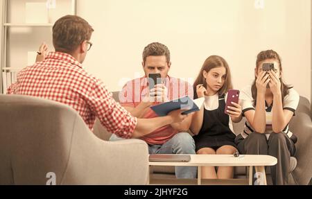 Psychologe geben Familientherapie für Telefon süchtig Papa Mutter und Tochter Mädchen, Abhängigkeit Stockfoto