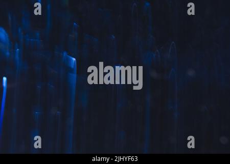 Abstrakter Hintergrund von blauen Biegungen in Bewegung Stockfoto