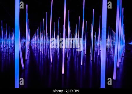 Raum mit einem unendlichen Spiegel und blauen LED-Lichtmasten Stockfoto
