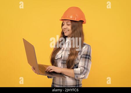 Überprüfen Sie die E-Mail. Happy Labor Day. Zukünftige Karriere. Teen Mädchen im Helm Laptop verwenden. Stockfoto