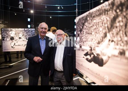 Dortmund, Deutschland. 31.. Juli 2016. Die ehemaligen Fußballspieler Uwe Seeler (r) und Willi Schulz bei der Eröffnung der Sonderausstellung „50 Jahre Wembley“ im Deutschen Fußballmuseum. Seeler starb am Donnerstag (21.07.2022) im Alter von 85 Jahren, bestätigte sein ehemaliger Verein Hamburger SV unter Berufung auf Seelers Familie. Quelle: Maja Hitij/dpa/Alamy Live News Stockfoto