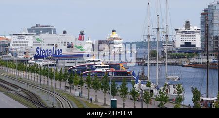 Kiel, Deutschland. 21.. Juli 2022. Eine Stena Line skandinavische Fähre (l), Kreuzschiffe (achtern), SFK-Boote für den öffentlichen Verkehr (M) und große Segelschiffe (vorne) befinden sich im Hafen. Kredit: Marcus Brandt/dpa/Alamy Live Nachrichten Stockfoto