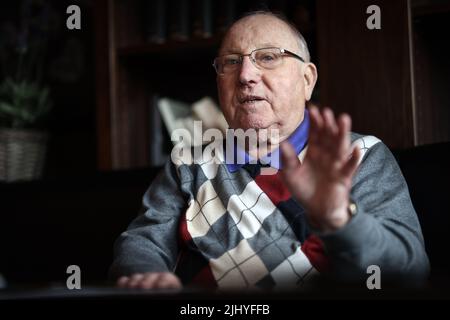 Norderstedt, Deutschland. 27. Oktober 2021. Uwe Seeler, ehemaliger Profifußballer beim Hamburger SV und Ehrenkapitän der Nationalmannschaft, lächelt während eines Interviews auf dem HSV-Sportgelände Paul Hauenschild in Norderstedt bei Hamburg. Er erzielte 137 Tore für den HSV in der Bundesliga und erzielte 43 Tore in 72 internationalen Spielen für die Nationalmannschaft. Seeler starb am Donnerstag (21.07.2022) im Alter von 85 Jahren, wie sein ehemaliger Hamburger SV unter Berufung auf Seelers Familie bestätigte. Quelle: Christian Charisius/dpa/Alamy Live News Stockfoto