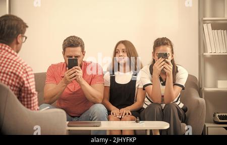 Psychologe geben Familientherapie für Telefon süchtig Papa Mutter und Tochter Mädchen, Psychiater Stockfoto