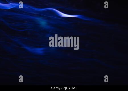 Abstrakter Hintergrund weißer Wellen in Bewegung Stockfoto