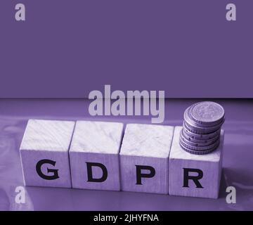 GDPR Abkürzung in Holzwürfel auf Rot geschrieben. Informationsschutzkonzept. Stockfoto