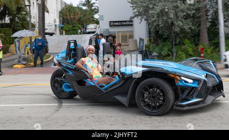 Miami Beach, Florida USA - 19. März 2021: Blaue polaris-Schleuder mit Fahrer, Eckansicht. Stockfoto