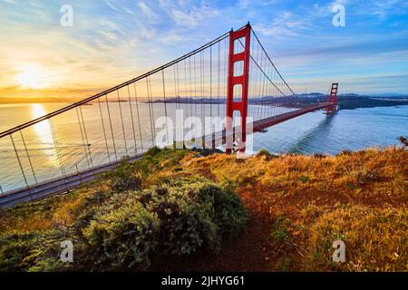 Bild von Blick vom Weg auf die Klippen der berühmten Golden Gate Bridge bei Sonnenaufgang Stockfoto
