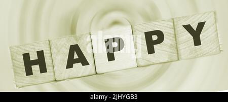 Happy Word Holzwürfel auf einem Ozean Hintergrund. Lifestyle-Konzept. Stockfoto