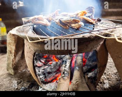 Bild von Wels, die auf einem Rauchprozess, die den Geschmack mehr lecker machen Stockfoto