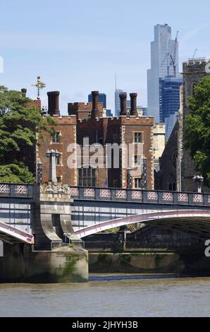 London, England, Großbritannien. Lambeth Palace, Lambeth Bridge und der NatWest Tower / Tower 42 von Millbank aus gesehen Stockfoto