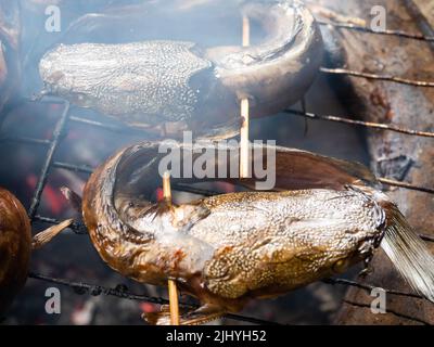 Bild von Wels, die auf einem Rauchprozess, die den Geschmack mehr lecker machen Stockfoto