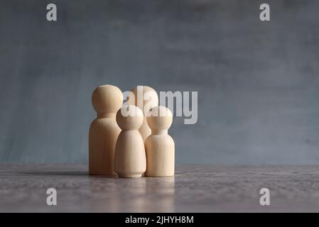 Familie Holzpuppen auf Holztisch mit Kopieplatz. Familienkonzept Stockfoto