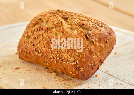 Frisch gebackenes Brot auf einem Tisch in einer Bäckerei oder Küche. Hausgemachtes Weizenbrötchen, frisch zubereitet von einem Ernährungsberater, der biologische, glutenfreie Brote bäckt Stockfoto